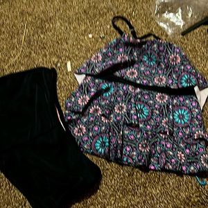 It only has a strap areound neck